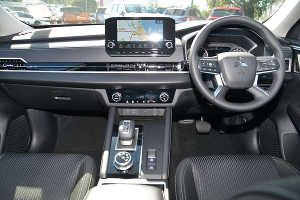 2024 Mitsubishi Outlander LS ZM