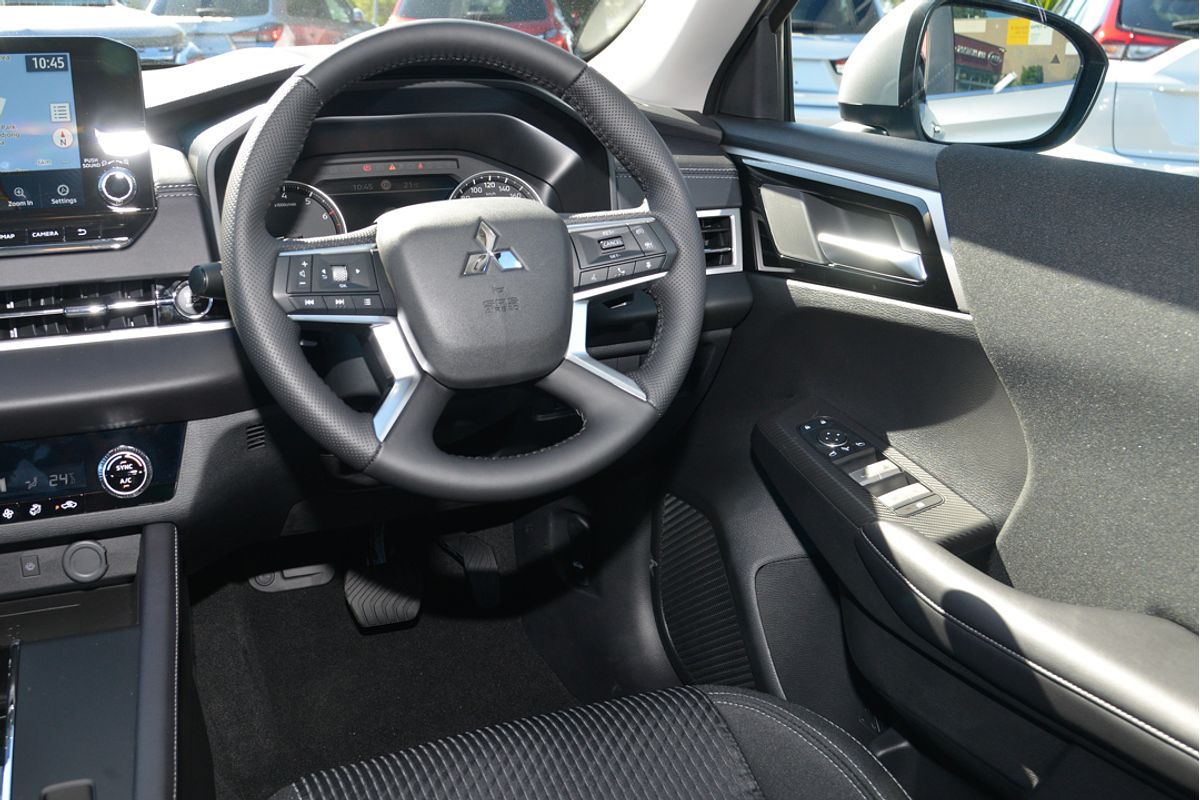 2024 Mitsubishi Outlander LS ZM