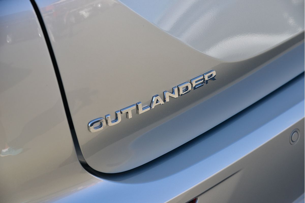 2024 Mitsubishi Outlander LS ZM