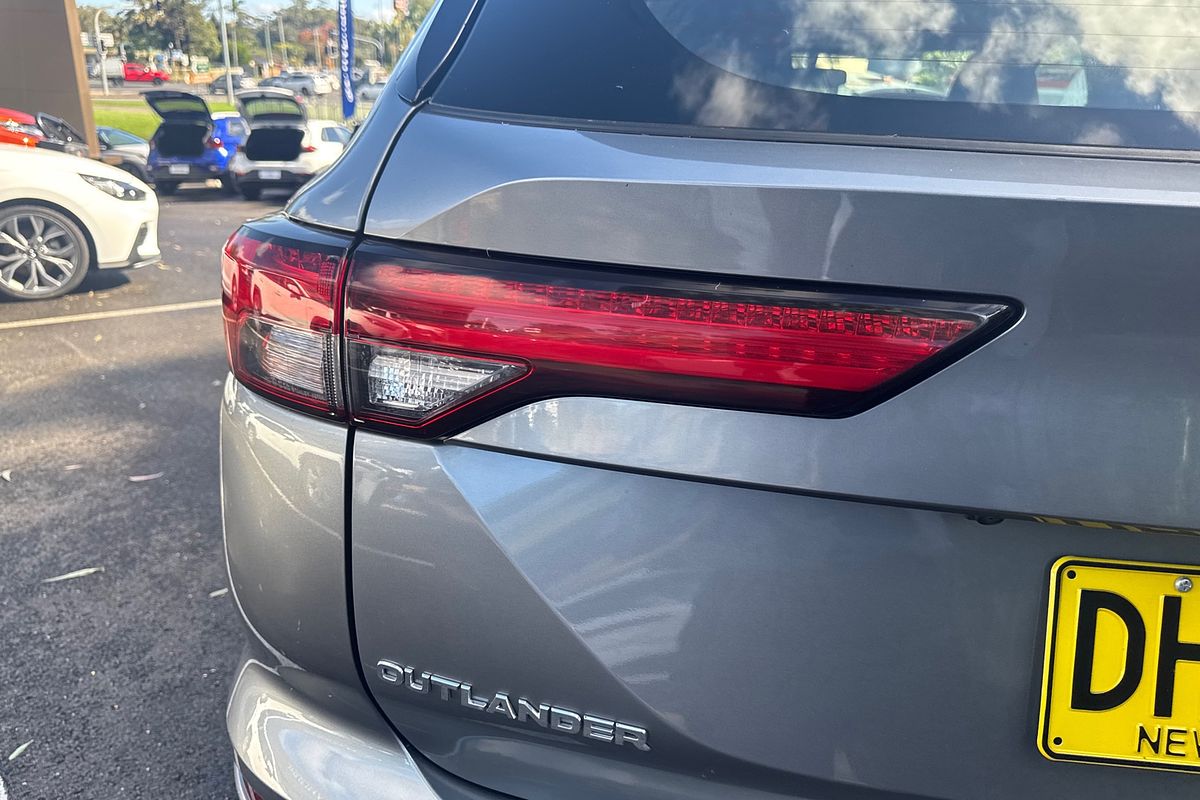 2023 Mitsubishi Outlander ES ZM