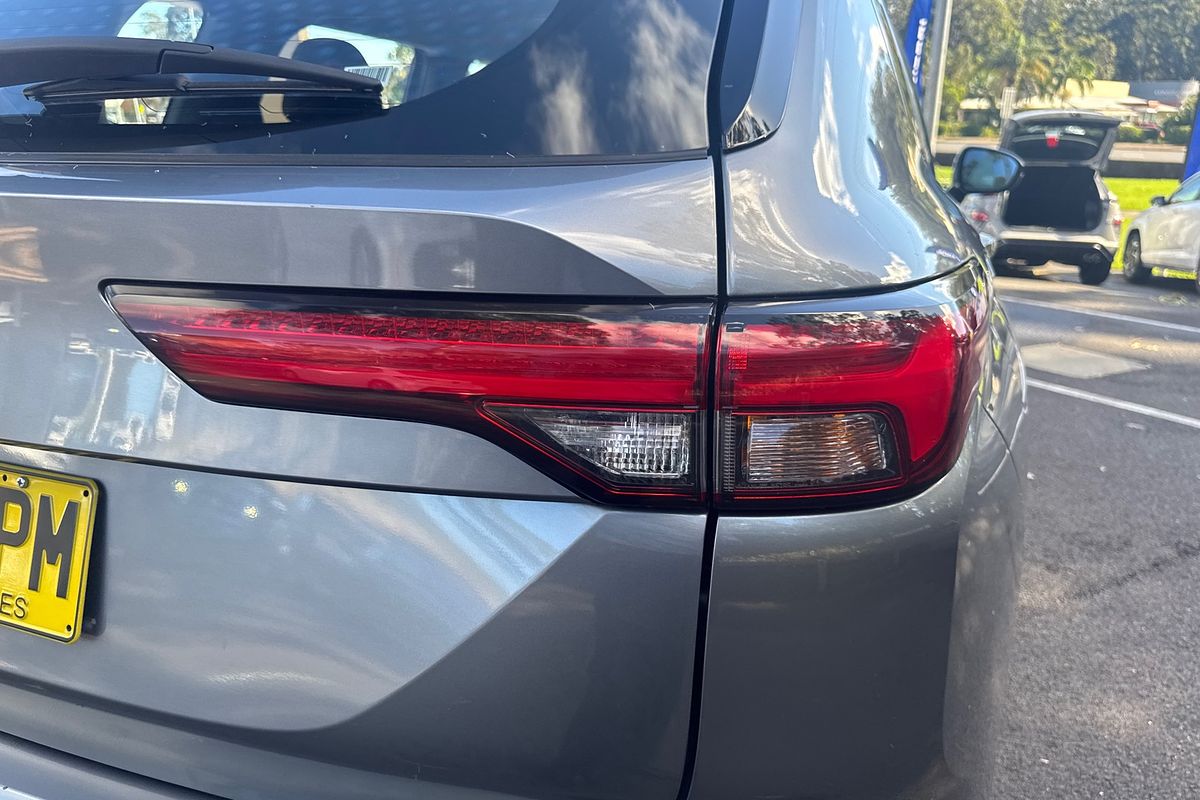 2023 Mitsubishi Outlander ES ZM