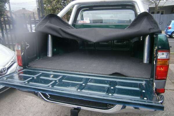 2002 Toyota Hilux SR5 (4x4) KZN165R