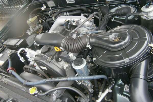 2002 Toyota Hilux SR5 (4x4) KZN165R