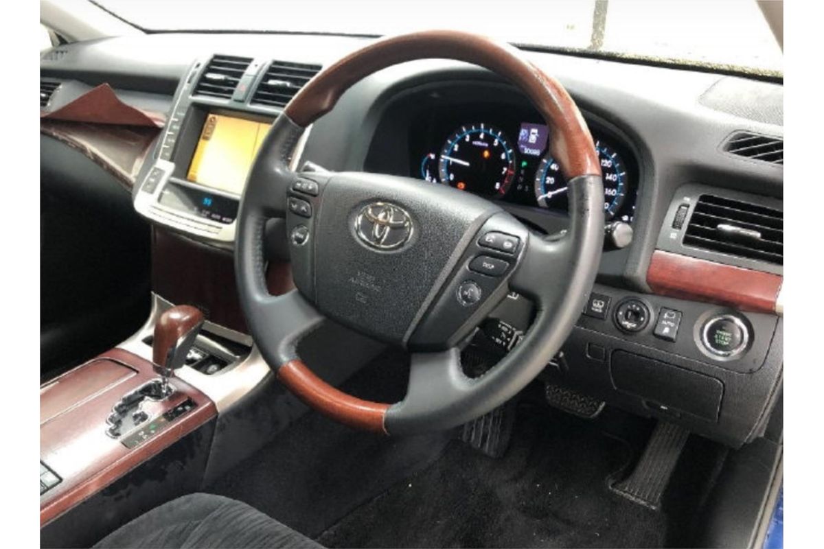 2010 Toyota Crown Majesta URS206