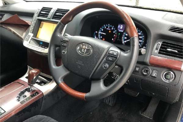 2010 Toyota Crown Majesta URS206