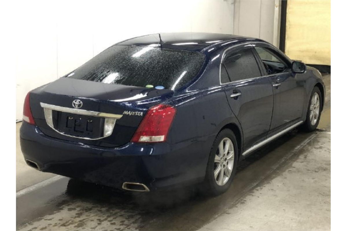 2010 Toyota Crown Majesta URS206