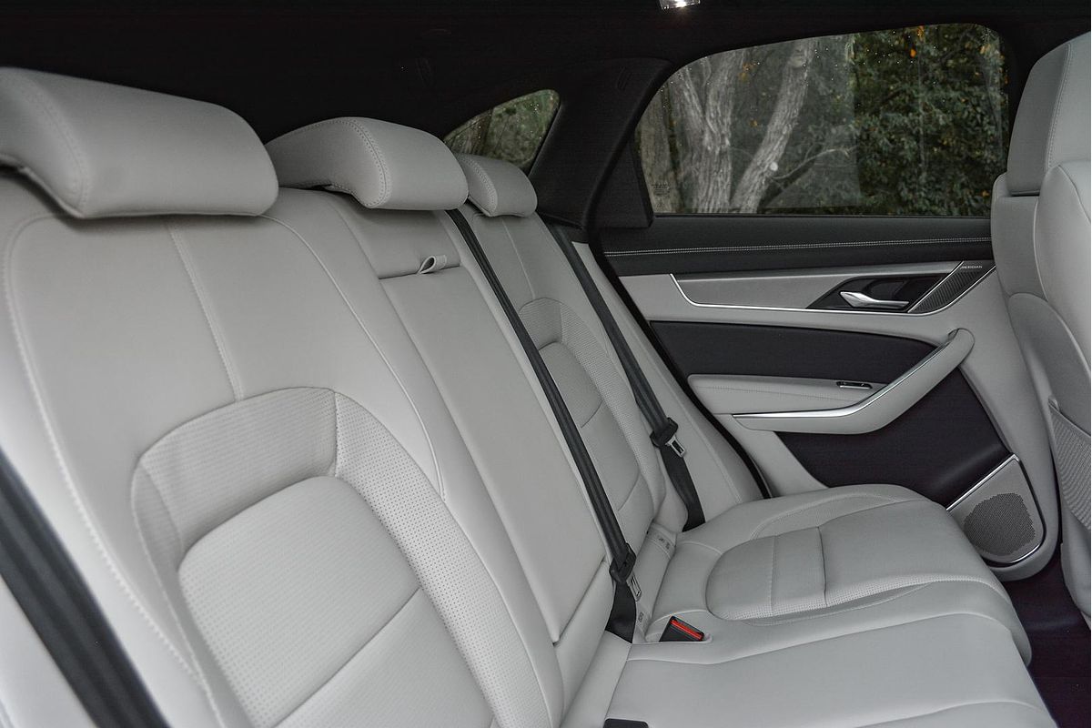 2025 Jaguar F-PACE PHEV P400e R-Dynamic SE 90th Anniversary Edition X761