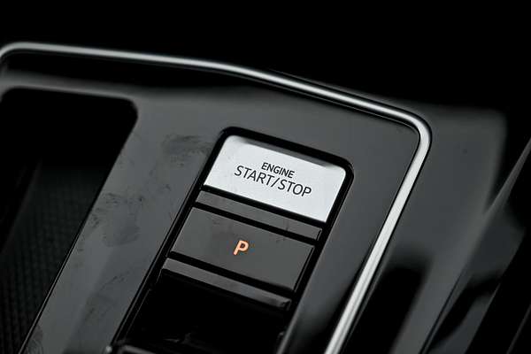 2024 Volkswagen Golf 110TSI R-Line 8