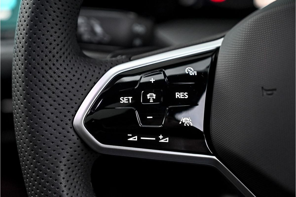2024 Volkswagen Golf 110TSI R-Line 8