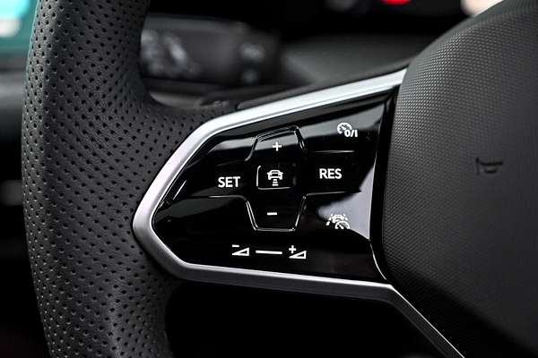 2024 Volkswagen Golf 110TSI R-Line 8