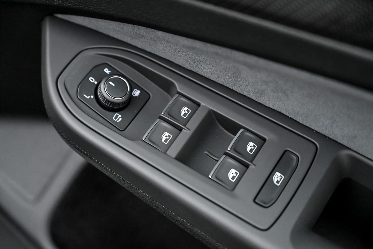 2024 Volkswagen Golf 110TSI R-Line 8