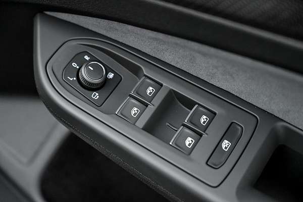 2024 Volkswagen Golf 110TSI R-Line 8