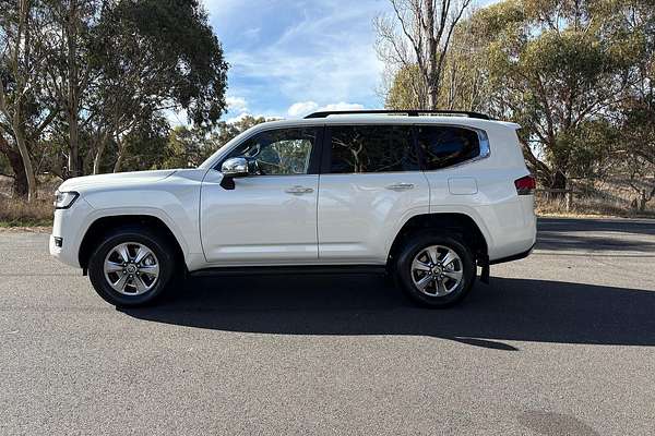 2022 Toyota Landcruiser Sahara FJA300R