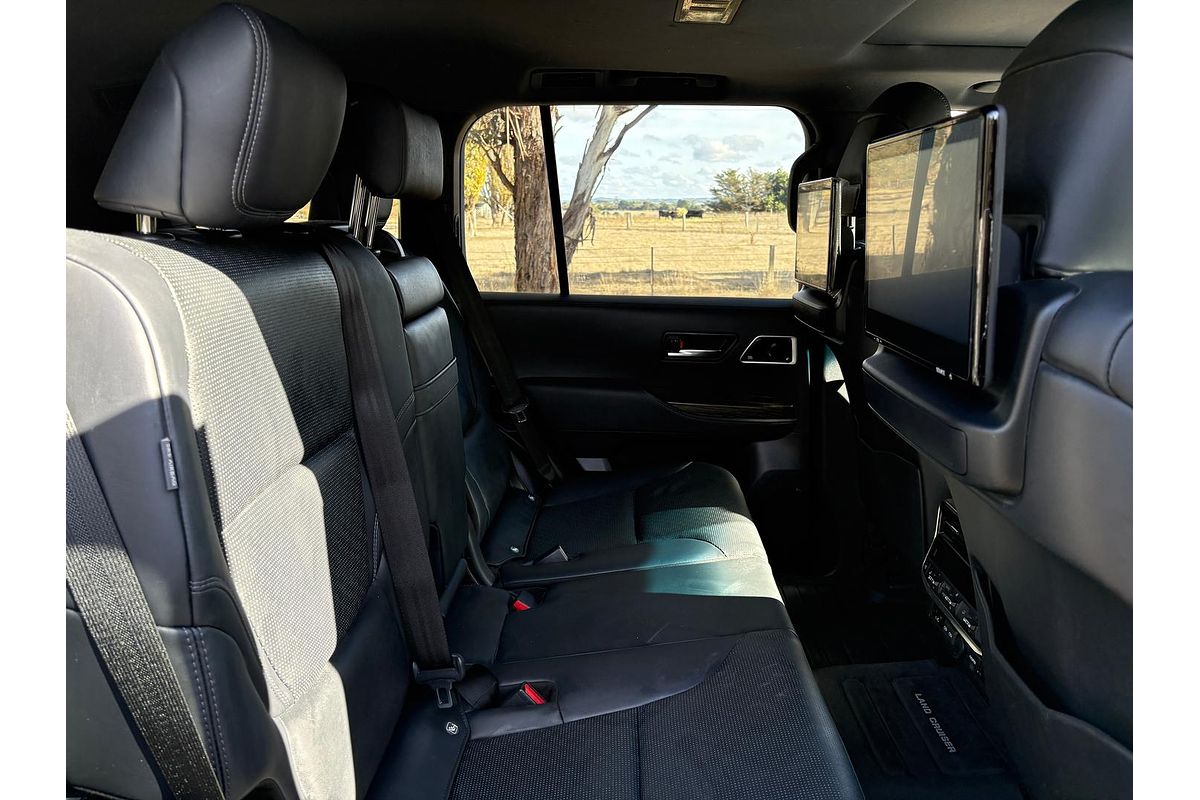 2022 Toyota Landcruiser Sahara FJA300R