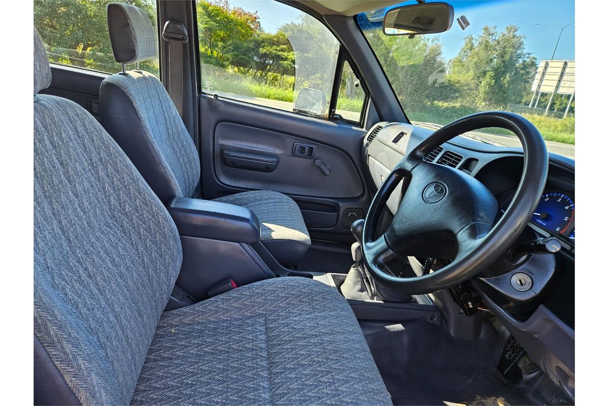 2002 Toyota Hilux KZN165R 4X4