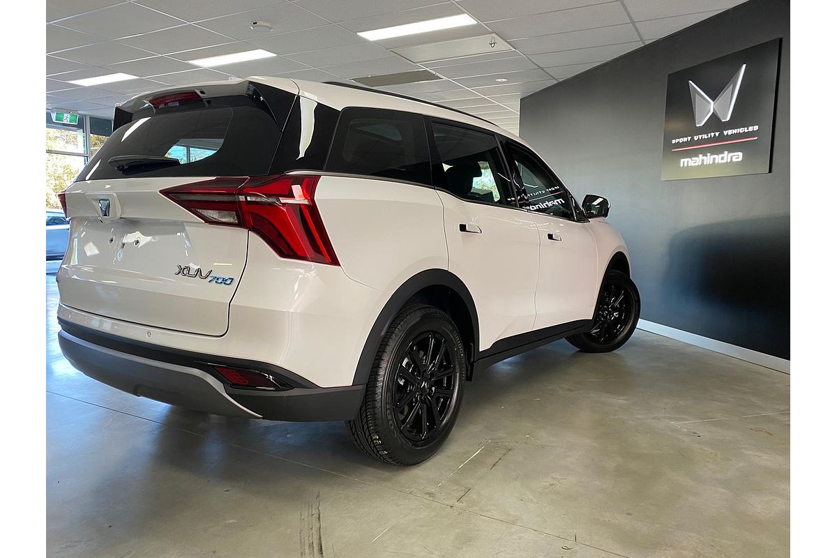 2025 Mahindra XUV700 AX7L