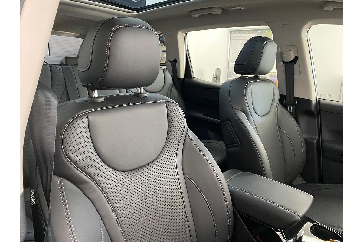 2025 Mahindra XUV700 AX7L