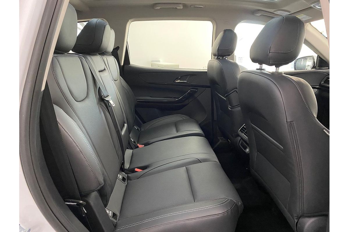 2025 Mahindra XUV700 AX7L