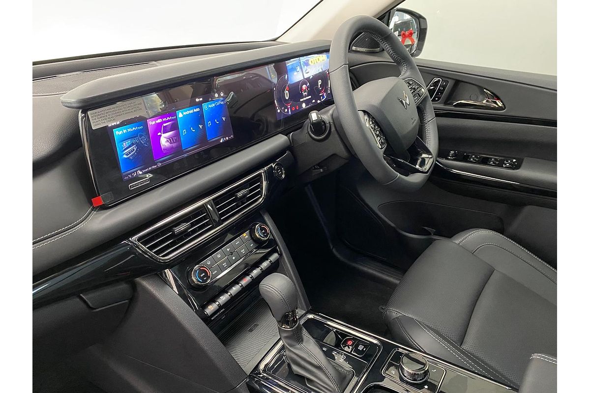 2025 Mahindra XUV700 AX7L