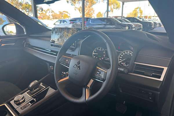 2024 Mitsubishi Outlander Black Edition ZM