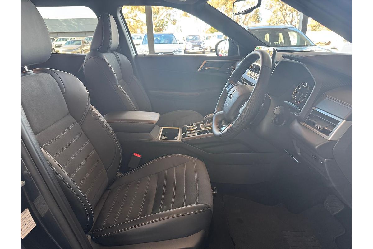 2024 Mitsubishi Outlander Black Edition ZM