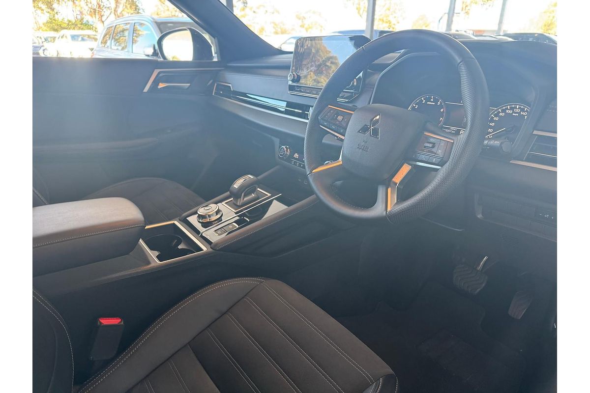2024 Mitsubishi Outlander Black Edition ZM