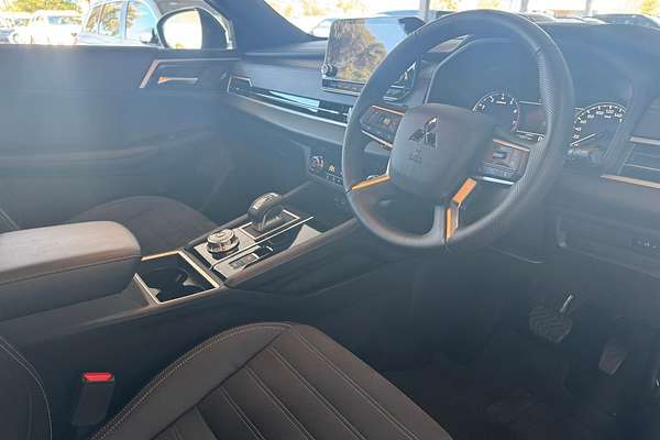 2024 Mitsubishi Outlander Black Edition ZM