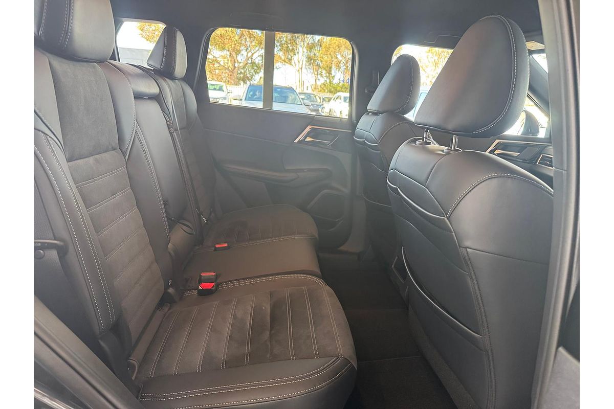 2024 Mitsubishi Outlander Black Edition ZM