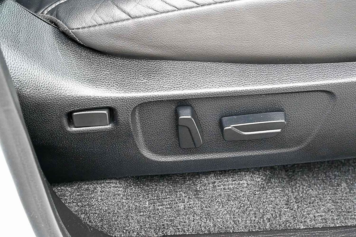 2023 Isuzu MU-X LS-T