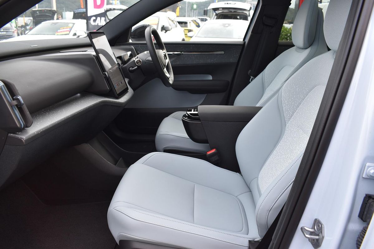 2024 Volvo EX30 Single Motor Extended Range Plus