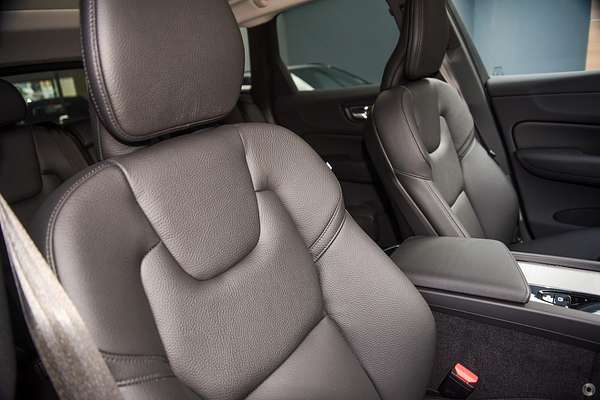 2024 Volvo XC60 Plus B5