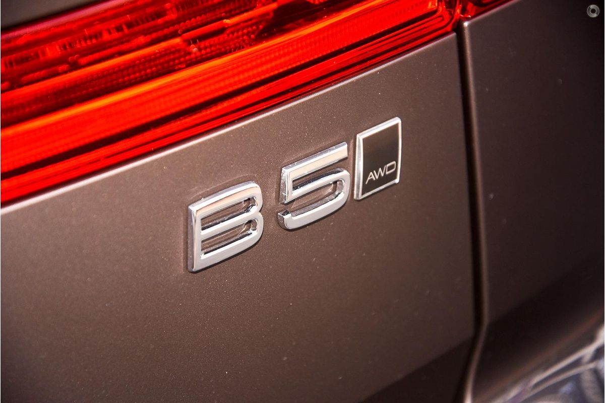 2024 Volvo XC60 Plus B5