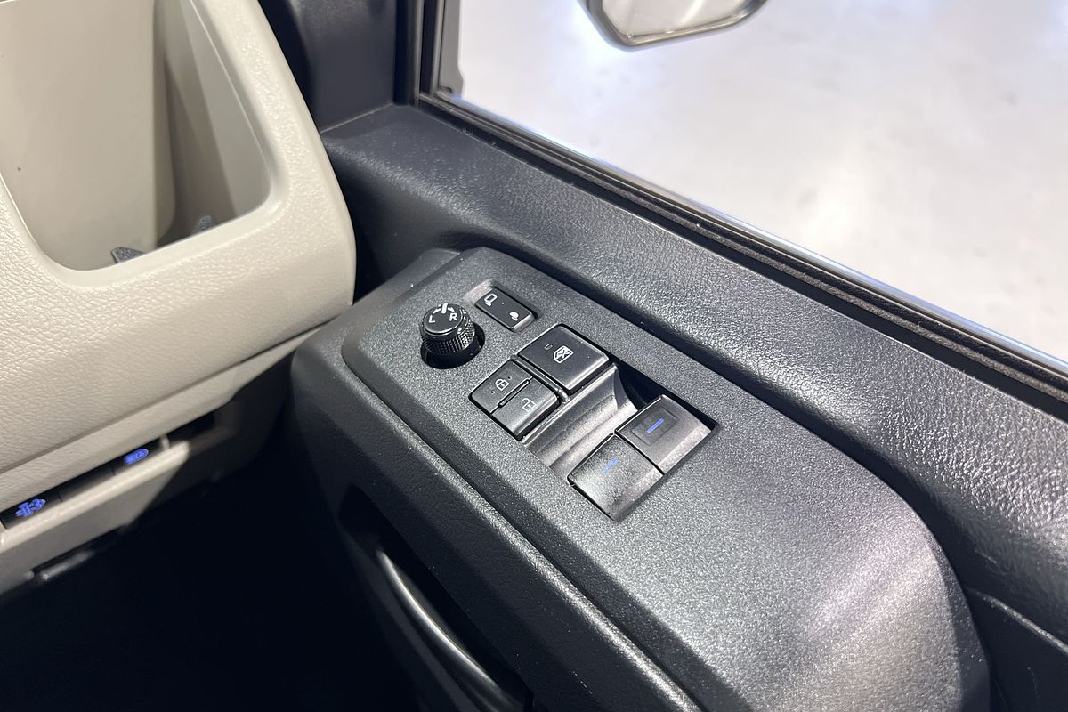2022 Toyota Hiace Commuter GDH322R