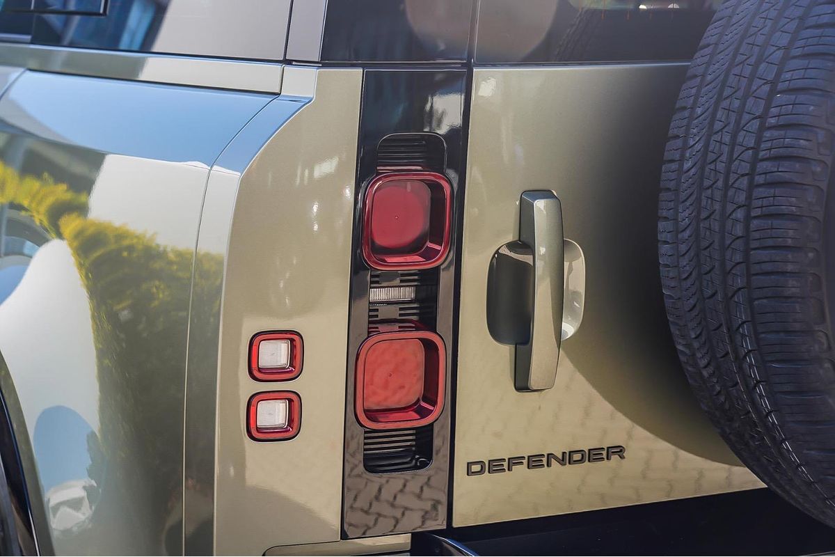 2023 Land Rover Defender 110 D300 X-Dynamic HSE L663
