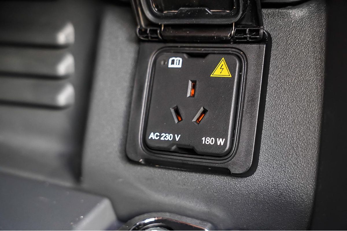 2023 Land Rover Defender 110 D300 X-Dynamic HSE L663