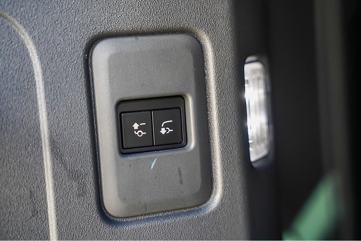 2023 Land Rover Defender 110 D300 X-Dynamic HSE L663