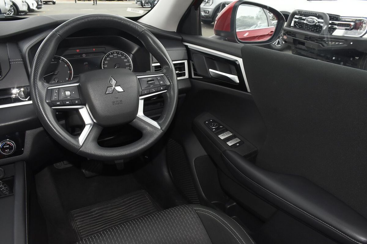 2023 Mitsubishi Outlander ES ZM