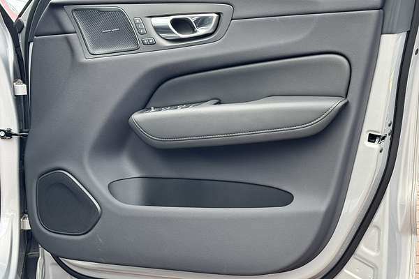 2023 Volvo XC60 Plus B5