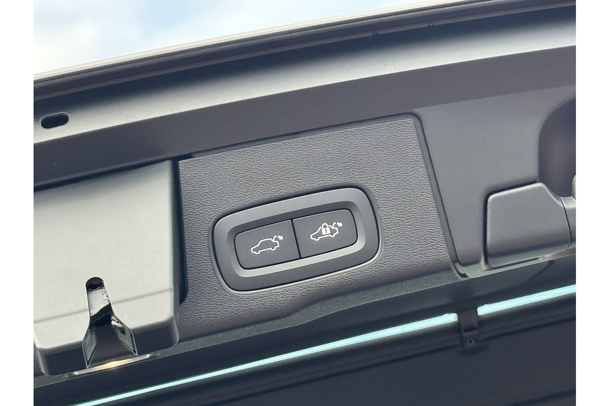 2023 Volvo XC60 Plus B5