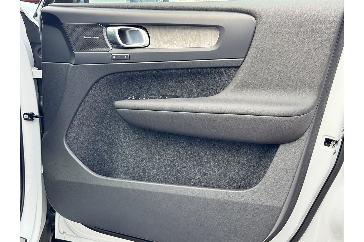 2023 Volvo XC40 Ultimate B4 Bright