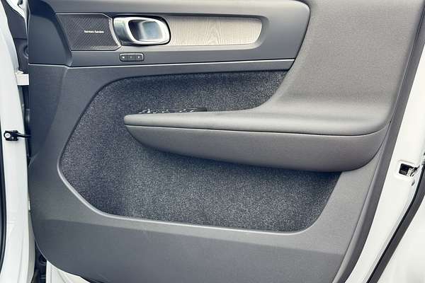 2023 Volvo XC40 Ultimate B4 Bright