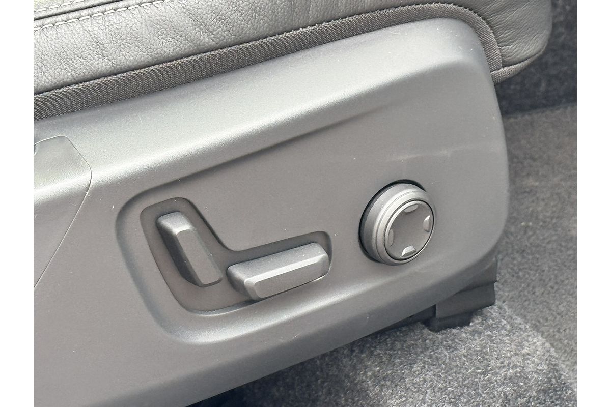 2023 Volvo XC40 Ultimate B4 Bright