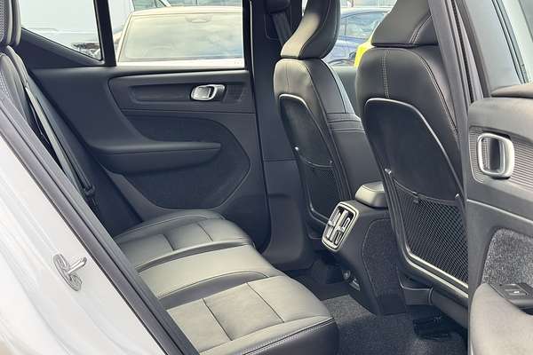 2023 Volvo XC40 Ultimate B4 Bright