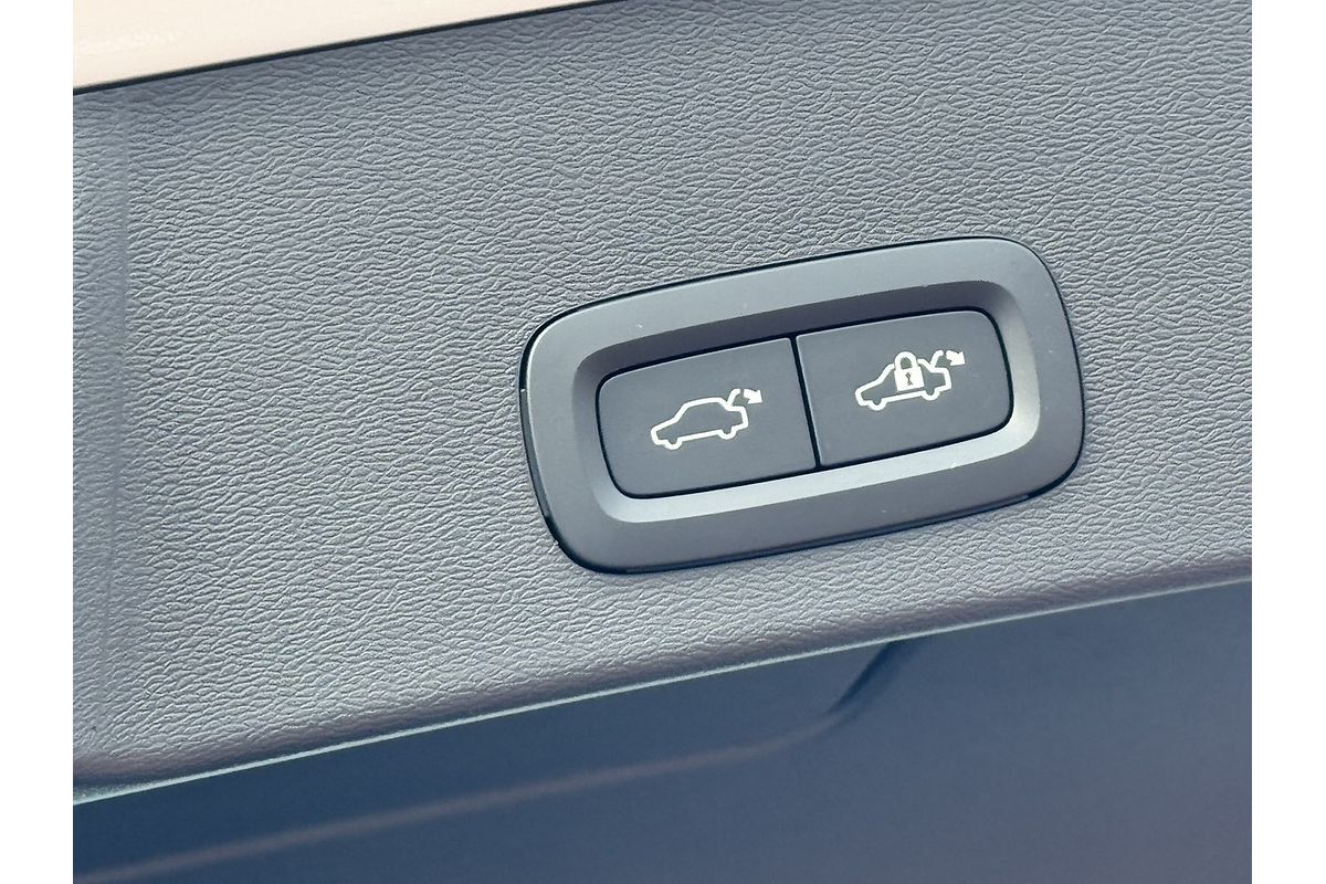 2023 Volvo XC40 Ultimate B4 Bright