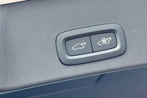 2023 Volvo XC40 Ultimate B4 Bright