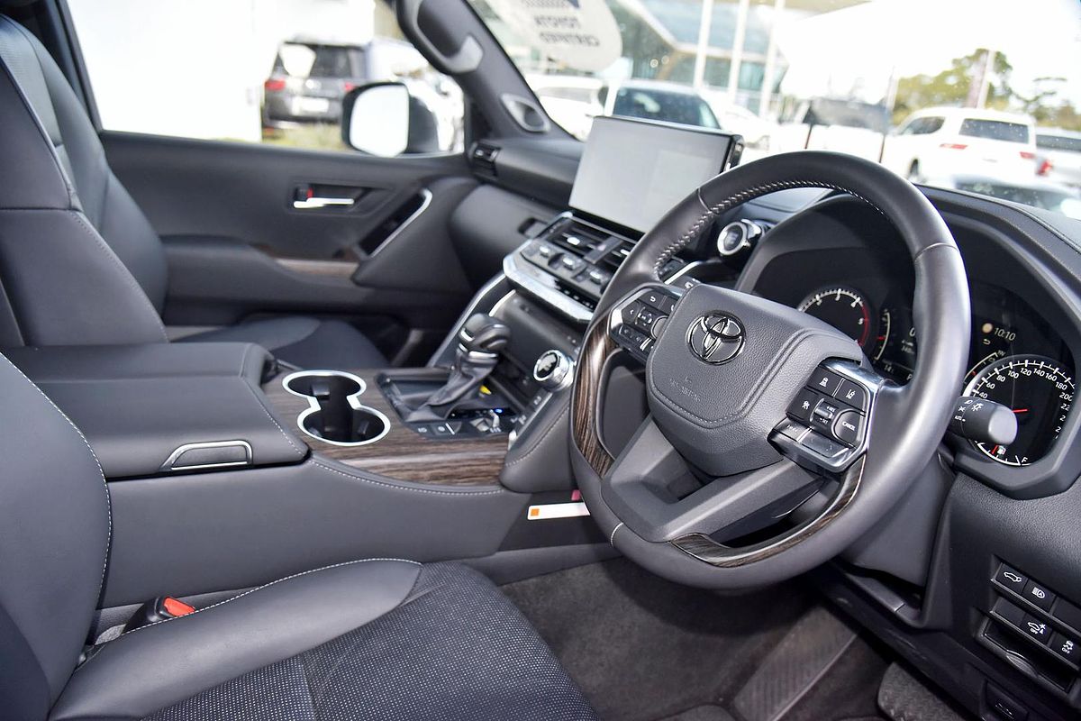 2024 Toyota Landcruiser Sahara FJA300R