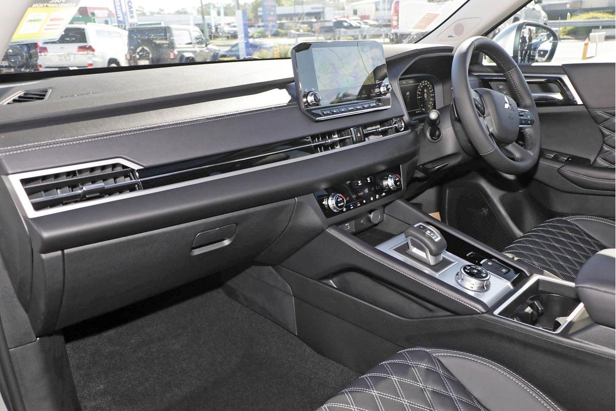 2024 Mitsubishi Outlander Exceed ZM