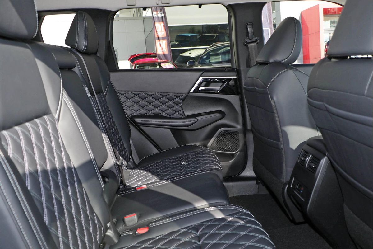 2024 Mitsubishi Outlander Exceed ZM