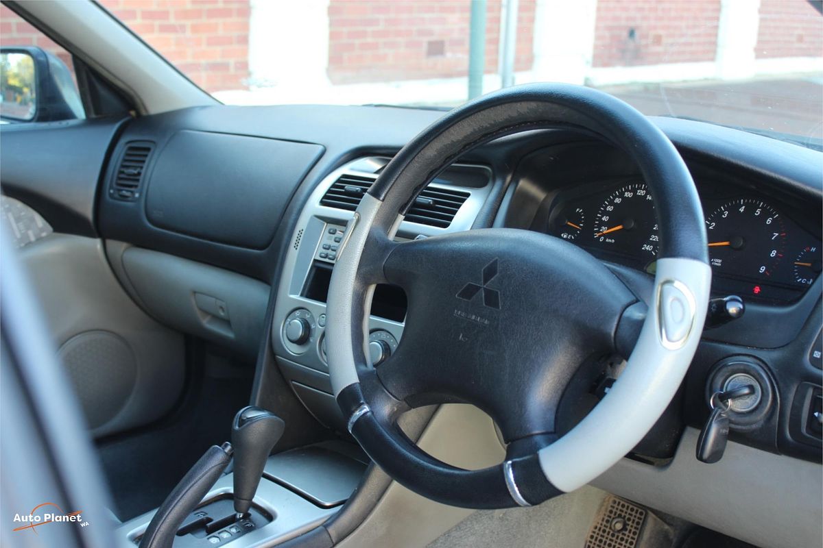 2004 Mitsubishi MAGNA ES TL
