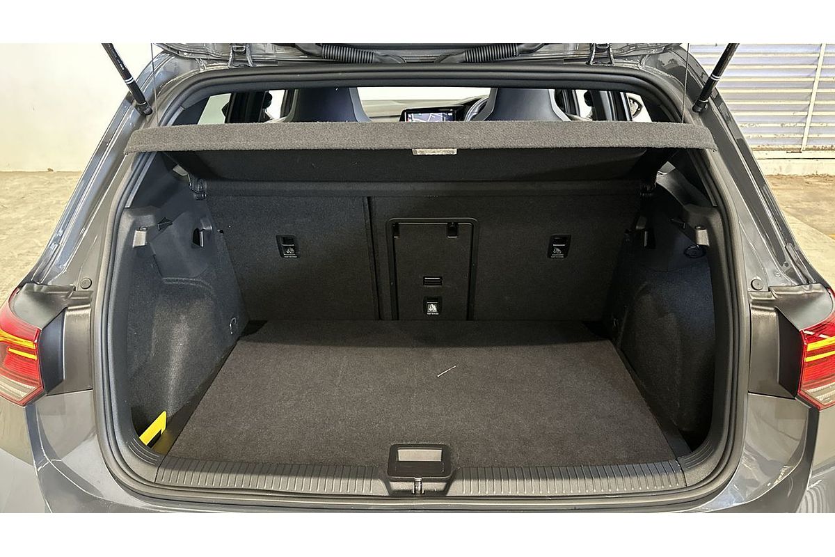 2023 Volkswagen Golf 110TSI R-Line 8